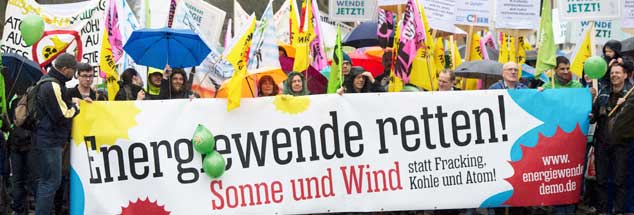 Lautstarker Protest erhob sich am Wochenende gegen die Pläne der Bundesregierung, die Ökostrom-Förderung zu begrenzen.  30.000 Menschen gingen in sieben Landeshauptstädten sowie in Freiburg dagegen auf die Straße. Das Bild zeigt die Demonstration in Potsdam (Foto: pa/Gambarini)