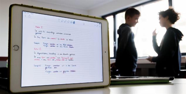 Reden statt chatten: In der Schule lernen Kinder soziales Verhalten. (Foto: PA/DPA/Julian Stratenschulte)