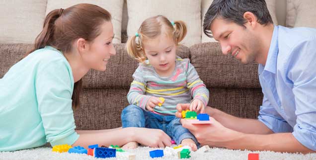 Viele Eltern wollen. mehr Zeit mit ihren Kindern verbringen, können sich eine reduzierte Arbeitszeit ohne finanziellen Ausgleich aber kaum leisten, die IG Metall greift das Thema bei den Tarifverhandlungen entgegen ursprünglichen Absichten jetzt doch nicht auf (Foto: detailblick/Fotolia.com)