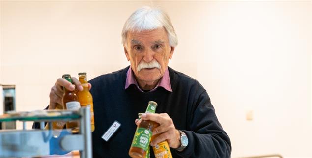 Vorbereitung für die Gäste: Hartmut Meesmann stellt Saft und Mineralwasser bereit. (Foto: Yvonne Schwehm)