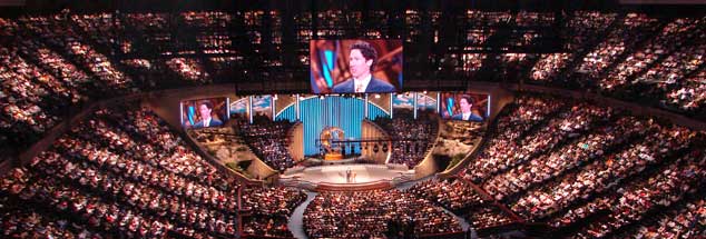 Der Prediger auf der Bühne, verzückte Gläubige im Saal: Evangelikale Gottesdienste wie hier in Houston, wo sich wöchentlich 20.000 Menschen um Pastor Joel Osteen versammeln, erinnern in ihrer Form an Popkonzerte. (Foto: www.taylormarshall.com)
