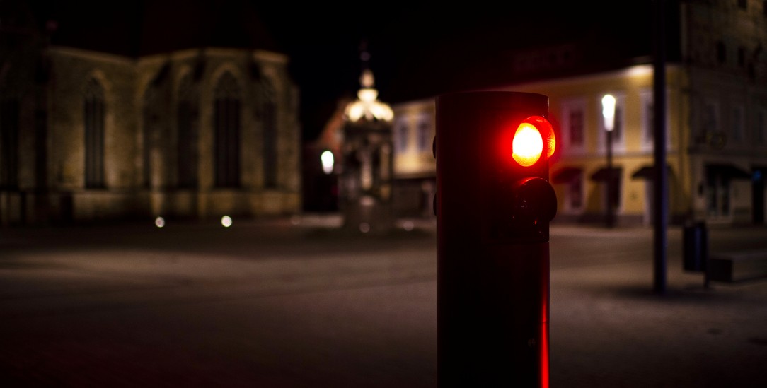 Ausgang verboten: Nach 22 Uhr darf man nur noch in Ausnahmefällen draußen unterwegs sein. (Foto: Kirchner-Media/Wedel)