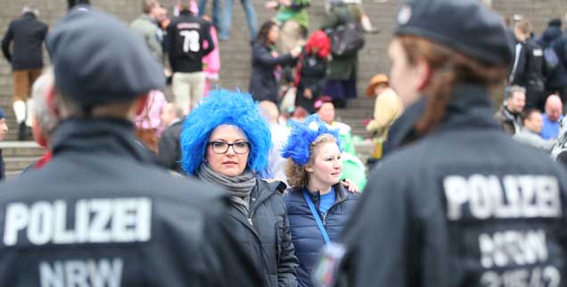 Polizistinnen schützen Karnevalistinnen: Die Kölner Jecken erleben in diesem Jahr Sicherheitsvorkehrungen, die ihresgleichen suchen. (Foto: pa/Berg) Polizistinnen schützen Karnevalistinnen: Die Kölner Jecken erleben in diesem Jahr Sicherheitsvorkehrungen, die ihresgleichen suchen. (Foto: pa/Berg)