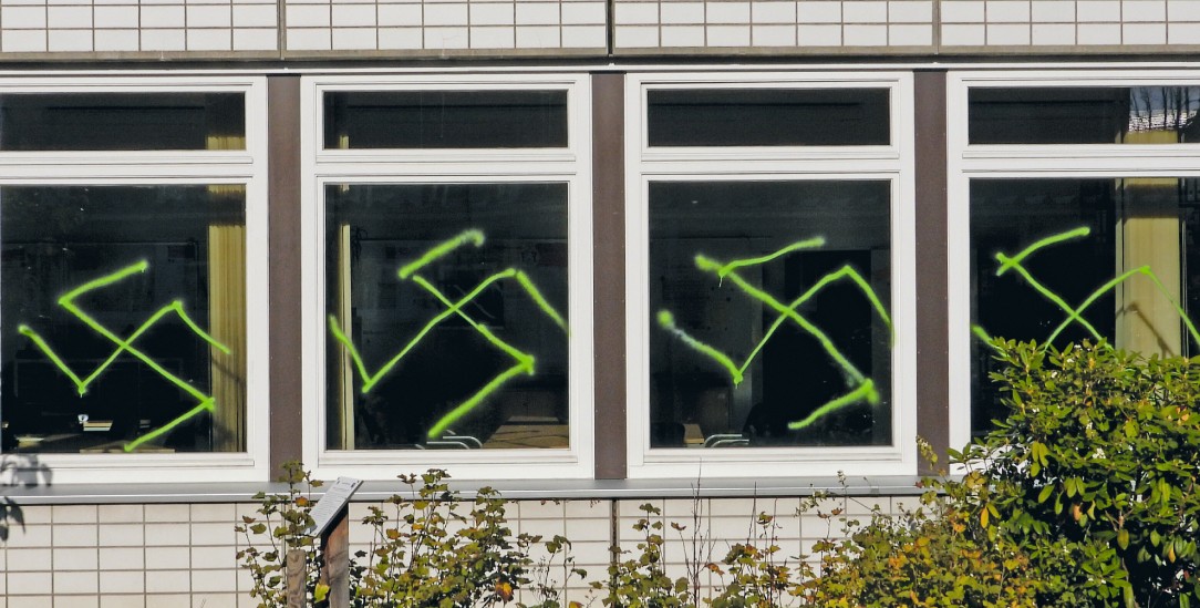Nicht nur im Osten: Hakenkreuze an einem Hamburger Gymnasium (Foto: PA / ABBfoto)
