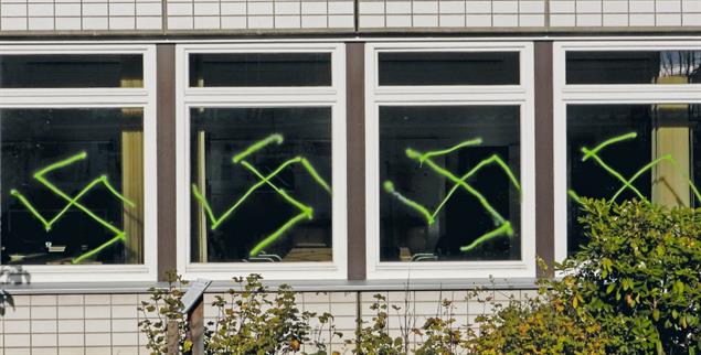 Nicht nur im Osten: Hakenkreuze an einem Hamburger Gymnasium (Foto: PA / ABBfoto)