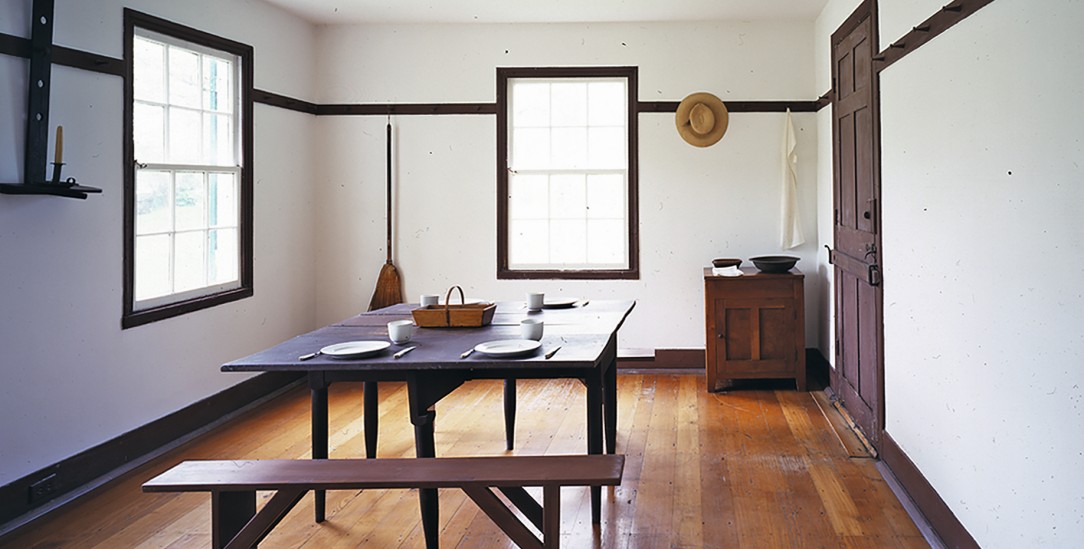 Die Ästhetik der Einfachheit: Eine Küche im Shaker Village of Pleasant Hill, Kentucky, mit umlaufender Holzleiste, an die Hut, Besen oder Kerzenhalter gehängt werden können. (Foto: Florian Holzherr)