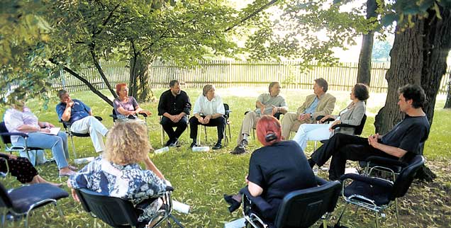 Zuhören und Verstehen: Biografiegespräch auf Gut Gödelitz (Foto: www. ost-west-forum.de)