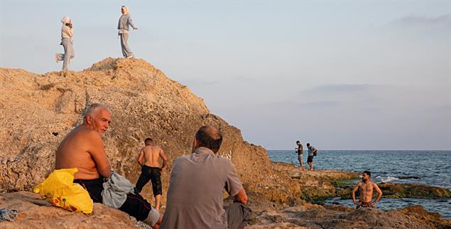 Normalität und Lebensfreude: Am öffentlichen Strand in Latakia genießen Männer und Frauen, Jung und Alt den Sommer. (Foto: Sebastian Backhaus)