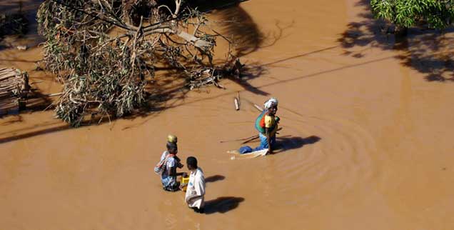 Wasser, wohin man sieht: Teile von Mosambik sind infolge des Zyklons Idai überschwemmt, die Hafenstadt Beira ist fast völlig zerstört, auch Simbabwe und Malawi sind von der Katastrophe betroffen, fast zwei Millionen Menschen brauchen Nothilfe (Foto: pa/reuters/Sibeko)