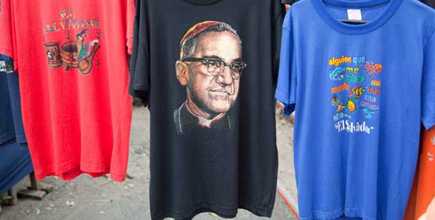 Oscar Romero auf T-Shirts: Die Verehrung des ehemaligen Erzbischofs von San Salvador ist grenzenlos. Überall im Land finden sich Gemälde und Bilder, die an den am 24.April 1980 Ermordeten erinnern. (Foto: Adveniat/Martin Steffen)