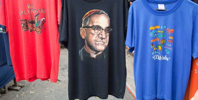 Oscar Romero auf T-Shirts: Die Verehrung des ehemaligen Erzbischofs von San Salvador ist grenzenlos. Überall im Land finden sich Gemälde und Bilder, die an den am 24.April 1980 Ermordeten erinnern. (Foto: Adveniat/Martin Steffen) Oscar Romero auf T-Shirts: Die Verehrung des ehemaligen Erzbischofs von San Salvador ist grenzenlos. Überall im Land finden sich Gemälde und Bilder, die an den am 24.April 1980 Ermordeten erinnern. (Foto: Adveniat/Martin Steffen)