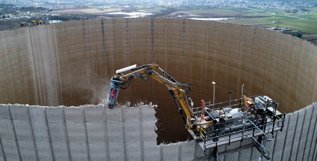 Runde für Runde: Mit einem speziellen Bagger wurde in den Jahren 2018 und 2019 der Kühlturm des Kernkraftwerks Mülheim-Kärlich abgerissen (Foto: pa/Frey)