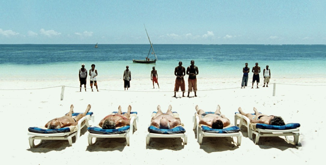  Szene aus dem Film »Paradies Liebe« von Ulrich Seidl: Am Diani Beach in Kenia treffen Menschen und Lebenswelten aufeinander  (Foto: ulrichseidl.com)