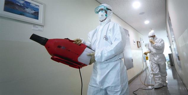Unheimliche Bedrohung: Desinfektion eines Krankenhauses in Südkorea nach einem Corona-Fall. (Foto: pa/Ryu Seung-Il/ZUMA Wire)