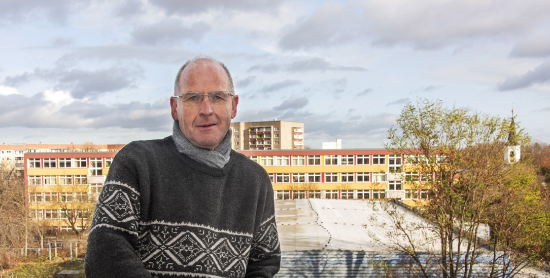 Zimmer mit Aussicht:Bruder Andreas auf dem Balkon der Kommunität (Foto: Frank Höhler)