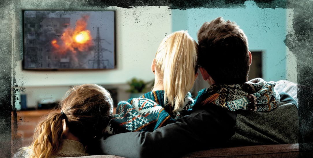 Unter Beschuss: Übers Fernsehen kommen die Schrecken des Kriegs in unsere Wohnzimmer (Fotos: istockphoto / Izabela Habur; istockphoto / Diana Walters)
