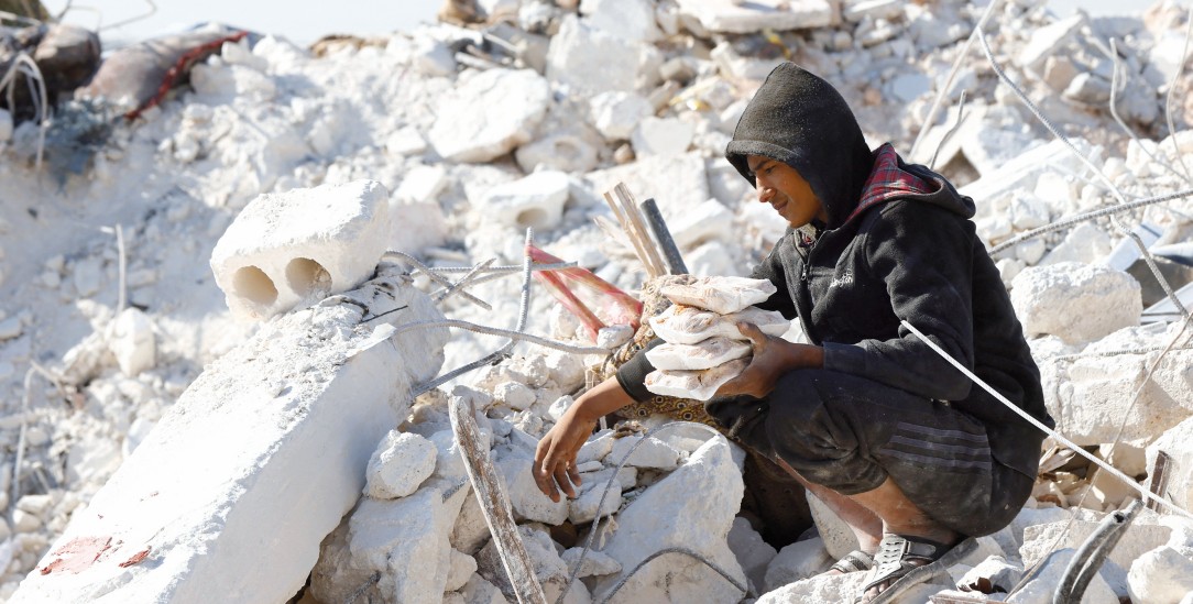 Junge mit gefundener Essensration in Idlib: »Wie man da noch Lebensmut haben kann, weiß ich nicht« (Foto: pa/Reuters/Emilie Madi)