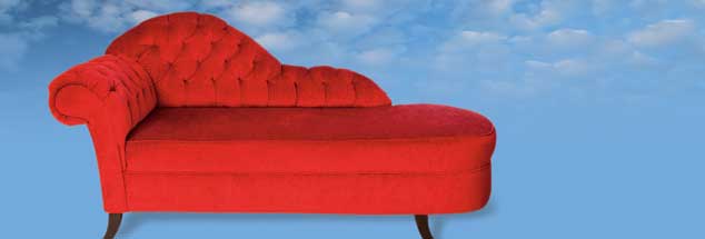 Schöne rote Chaiselongue, schöner blauer Himmel, und alles so herrlich schwebend leicht: So stellt man sich doch gern eine Therapiesitzung bei Gott vor, nicht wahr? (Fotos:  istockphoto/dogayusufdokdok; Niebrugge/Alamy Stock Photo)