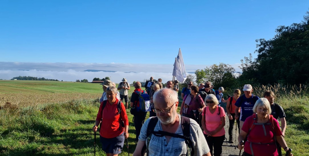  Mit einer Botschaft unterwegs: Die Klimapilger zwischen Vinsebeck und Hiddensen in Westfalen (Erwin Nissen/Klimapilgern2021)