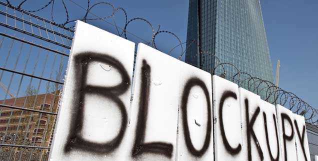 Blockupy-Transparent am Bauzaun der Europäischen Zentralbank in Frankfurt: Einmal im Monat protestiert die lokale Blockupy-Gruppe »NoTroika« mit kreativen Spaziergängen gegen die EZB-Politik (pa/Roessler)