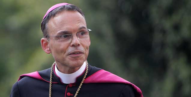 Franz-Peter Tebartz-van Elst, der Bischof von Limburg, wird jetzt von Rom unterstützt, um wieder sicher im Sattel zu sitzen. Ob das klappt? (Foto: pa/von Erichsen)