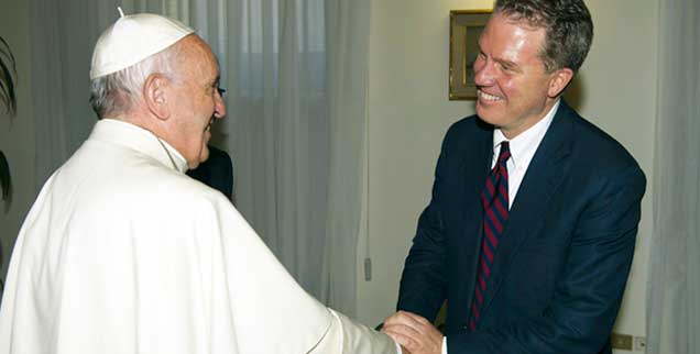 Alle Wege führen nach Rom: Ein Argentinier ist Papst, ein US-Amerikaner wird ab jetzt für ihn sprechen. Greg Burke (rechts) nimmt die Gratulation des Kirchenoberhauptes entgegen. (Foto: pa/ABACAPRESS)
