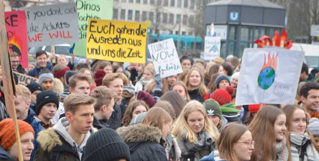 Schülerdemonstration in Frankfurt am Main: »Wenn ihr euch nicht wie Erwachsene verhaltet, dann tun wir es«, haben die Jugendliche auf ein Plakat geschrieben (Foto: Brüning)