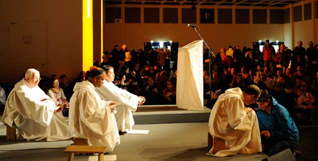 Brüder von Taizé beim Europäischen Jugendtreffen in Berlin zum Jahreswechsel 2011/2012: Wieviel ökumenischer Geist ist noch übrig? (Foto: Ruettimann)