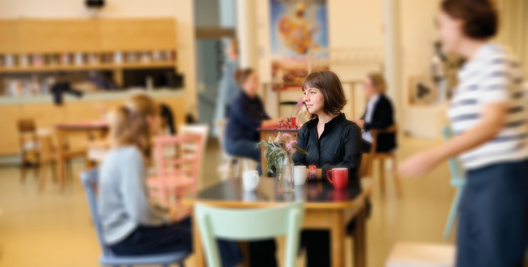 Manchmal hilft zuhören: Marie-Sophie Caspar im Foyer des Filmhauses, in dem der Verein die Beratungsstelle Leuchtzeichen unterhält (Foto: Foto: © Christian Palm 2022)