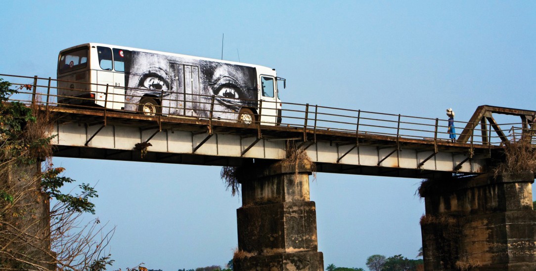 Unübersehbar: Der Streetartkünstler JR nutzt den öffentlichen Raum, um Entrechtete sichtbar zu machen, wie mit dem Projekt »Women are Heroes«, hier ein Bus in Sierra Leone (Foto: 28 Millimeters, Women are Heroes, Bus in Sierra-Leone, BO City, 2008, Farblithografie © jr-art.net)