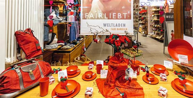 Will Lust aufs Einkaufen machen und neue Kunden ansprechen: Blick ins Schaufenster des Weltladens in Frankfurt-Bockenheim (Foto: Michael Sommer)