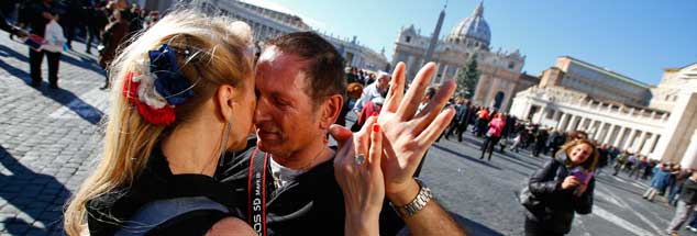 Tango auf dem Petersplatz: Nicht nur dieses, sondern Hunderte von Paaren tanzten am 17. Dezember für Papst Franziskus. Der liebt den Tanz Argentiniens über alles. Franziskus feierte an diesem Tag seinen 78. Geburtstag. Bewegung ist sein Leben - nicht nur auf der Tanzfläche. Dass viele Menschen ihn dafür lieben, zeigten sie an diesem Tag, indem sie dem Facebook-Aufruf "Tango für den Papst" folgten. (Foto: Gentile/Reuters)
