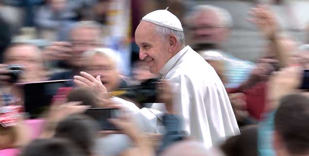 Die Herzen vieler Menschen fliegen ihm zu: Kann Papst Franziskus aber auch die Herzen konservativer Synodenväter erweichen?  (Foto: pa/ Spaziani)
