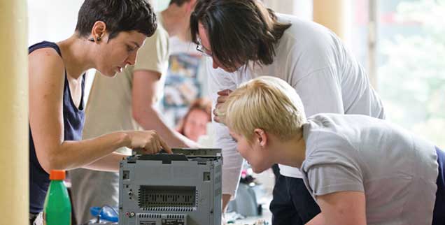 Reparieren statt wegwerfen: Im Repair Café bringen junge Leute ihren CD-Player wieder in Gang. Ein Beispiel für nachhaltiges Wirtschaften (Foto: pa/Koark)