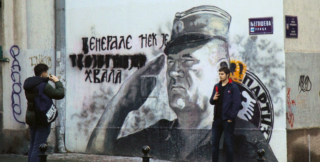 Neuerliche Verehrung: Der Kriegsverbrecher Ratko Mladic auf einem Wandgemälde in Belgrad (Foto: picture alliance/AA/Milos Miskov)