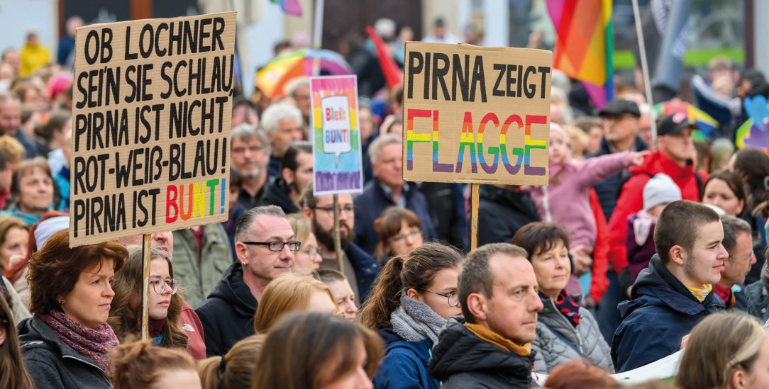 Viele Menschen zeigen Gesicht: Protest gegen die Amtseinführung von Oberbürgermeister Tim Lochner (AfD) in Pirna