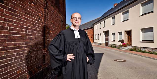 Pfarrer Jürgen Brilling in der Altmark: Er betreut neun Orte, seine Frau zwölf und manche Pfarrer gar vierundzwanzig. (Foto: Pramme)