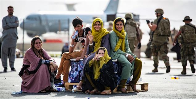 Glück gehabt: Eine Gruppe wartet während der Evakuierungsphase am Flughafen Kabul auf die Ausreis.e (Foto. pa/Zumapress)
