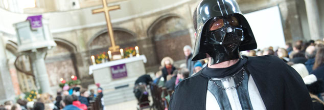 Star Wars Gottesdienst in der Berliner Zionskirche mit 400 teils verkleideten Besuchern: Der Film soll, so Schöpfer George Lucas, durchaus den Sinn für Spiritualität wecken (Foto: Jörg Carstensen/dpa)