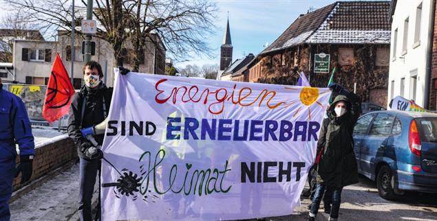 Gegen die Umsiedlung: Keyenberger und ihre Unterstützer demonstrieren für den Erhalt des Dorfes (Foto: Alexander Franz)