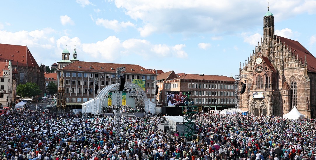 Jetzt ist Kirchentagszeit: Stimmungsvoller Gottesdienst am Nürnberger Hauptmarkt (Foto: pa/dpa/Daniel Karmann)