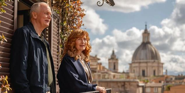 40 Jahre Ehe: In »Bella Roma« feiern Gerda und Kristoffer ihren Hochzeitstag in Rom. (Foto: ©24 Bilder via filmstarts.de)
