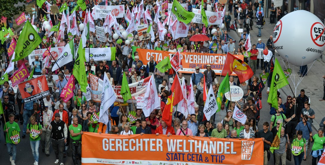 Hatten zumindest teilweisen Erfolg: Die Proteste gegen die Freihandelsabkommen Ceta und TTIP – hier in Stuttgart im Jahr 2016 (Foto: PA/DPA/Silas Stein)