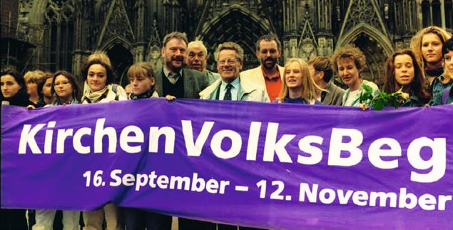 Uns reicht’s: Der Theologe Hans Küng, Publik-Forum-Herausgeber Dieter Grohmann und »Wir sind Kirche«-Sprecher Christian Weisner im Jahr 1995 vor dem Kölner Dom. (Foto: PA / DPA / Roland Scheidemann)