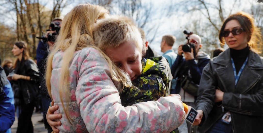 Wiedervereint in Kiew: Eine ukrainische Mutter und ihr 13-jähriger Sohn umarmen sich nach seiner Rückkehr aus Russland (Foto: © Save Ukraine)