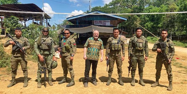 Der Autor Bernward Geier inmitten von Kämpfern der MILF in einem Dschungel-Camp (Foto: Bernward Geier)