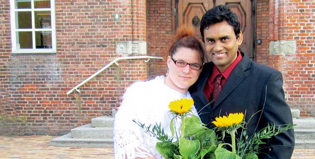 Nach der Trauung: Die evangelische Vikarin Carmen Häcker mit ihrem muslimischen Ehemann