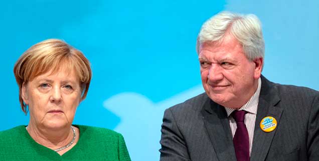 Volker Bouffier kann wohl, trotz großer Stimmenverluste der CDU, Ministerpräsident in Hessen bleiben und mit den Grünen weiterregieren, für Kanzlerin Angela Merkel hat die Hessenwahl dagegen gravierende Folgen: Sie kündigt ihren Abschied als CDU-Parteivorsitzende an (Foto: pa/Stein)