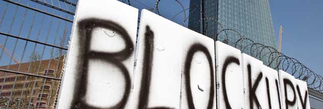 Blockupy-Transparent am Bauzaun der Europäischen Zentralbank in Frankfurt: Einmal im Monat protestiert die lokale Blockupy-Gruppe »NoTroika« mit kreativen Spaziergängen gegen die EZB-Politik (pa/Roessler)