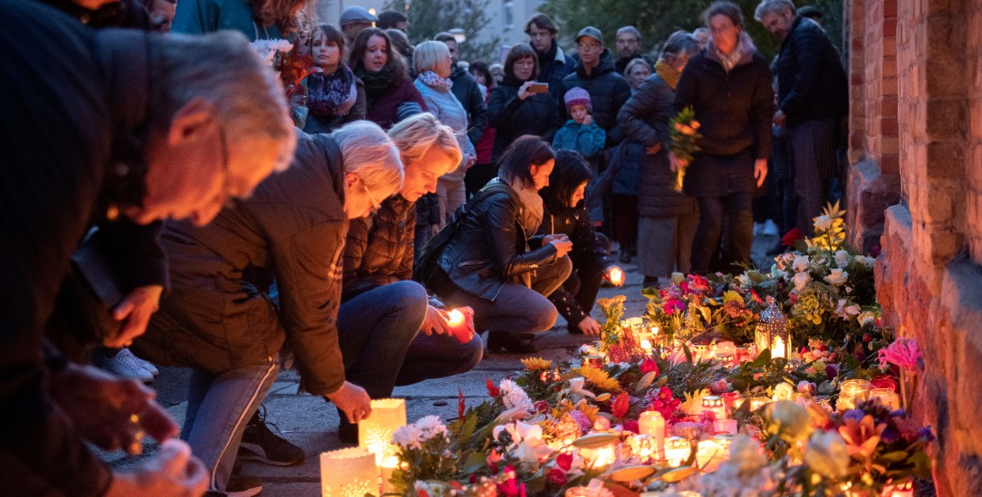 Halle an der Saale: Trauernde legen an der Mauer der Synagoge Blumen nieder und zünden Kerzen an. (Foto: pa/dpa/Soeren Stache)